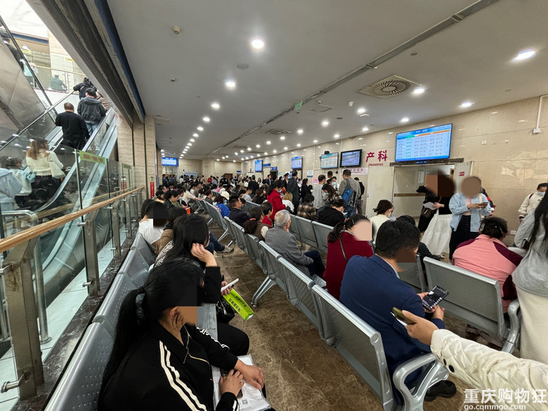 重医附一院孕产妇实况：产检人山人海，住院部过道爆满，加不了床
