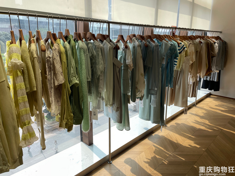 商场里的女装店,看陈列以为很贵结果均价100+,款式也不错-潮流消费-重庆购物狂