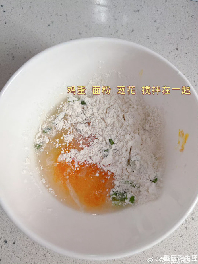 适合九月龄宝宝的辅食——鸡蛋水饼，做法简单， 宝宝非常爱吃～