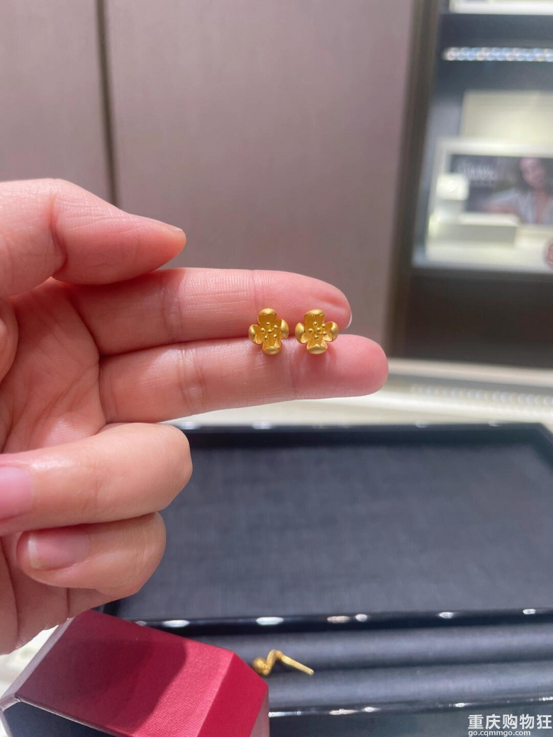在网上种草了周大福山茶花黄金耳钉，这下终于拿下了！
