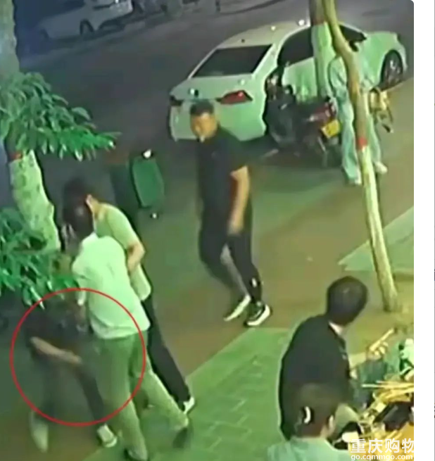 越闹越大！男子被刺中大腿身亡冲上热搜，评论区炸锅