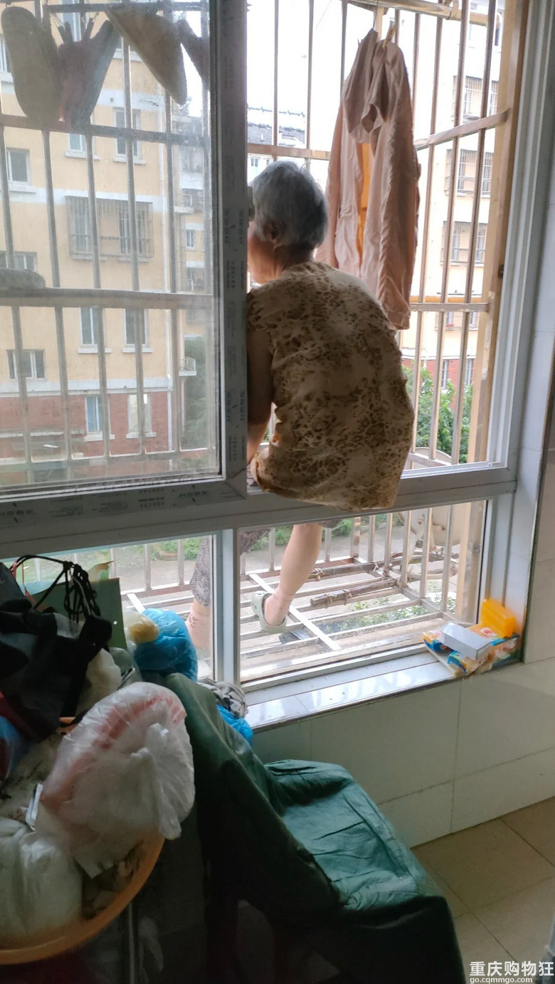 每日一份惊吓，婆婆总喜欢这样坐在窗台上看世界