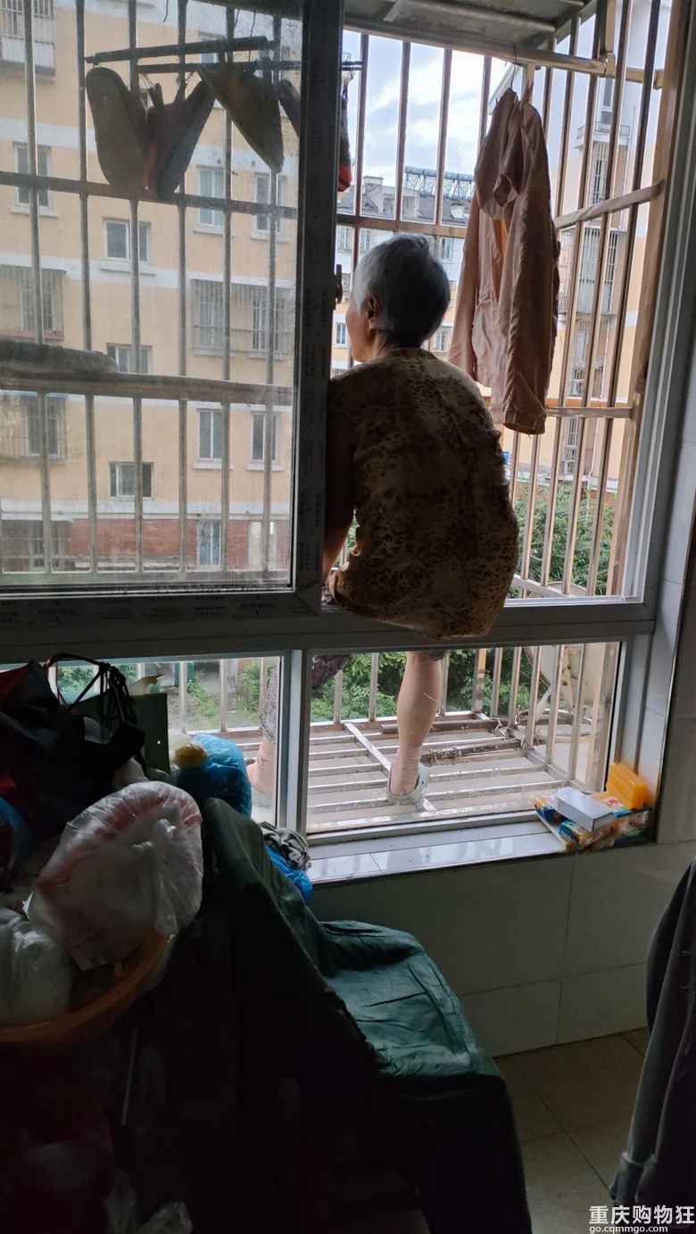 每日一份惊吓，婆婆总喜欢这样坐在窗台上看世界