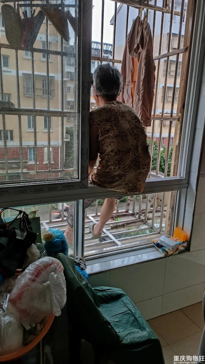 每日一份惊吓，婆婆总喜欢这样坐在窗台上看世界