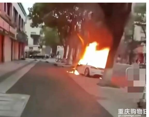 浙江舟山一轿车与自行车碰撞后瞬间起火。1死1伤！