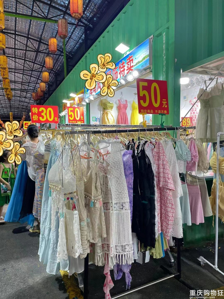 姐妹们去三亚真不用带衣服了！夜市逛不完，衣服才20多块钱
