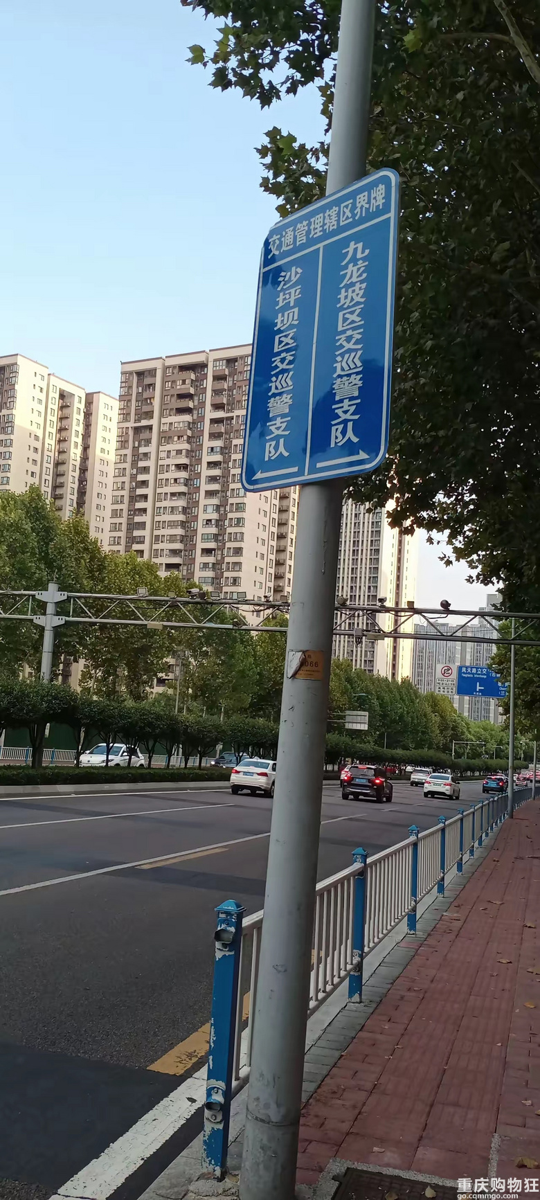 坡区公路护栏和隔离墩拆除，交界处的沙区却没有，看着好奇怪