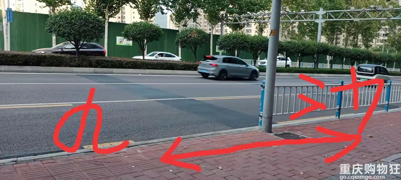 坡区公路护栏和隔离墩拆除，交界处的沙区却没有，看着好奇怪