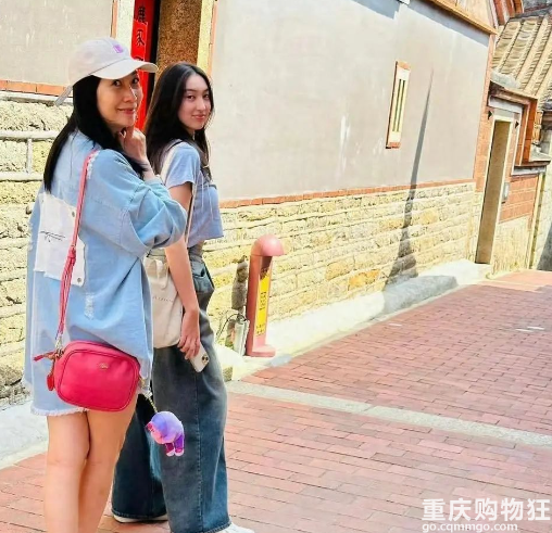黄嘉千带女儿出游，14岁夏天近状曝光，五官漂亮身高已超过妈妈