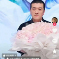 杨子直播间向黄圣依求婚，手拿大钻戒眼含热泪说：直播间，我等你_图2