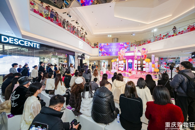 重庆IFS非遗花灯艺术展启幕，全国最大新中式秀山花灯璀璨呈现