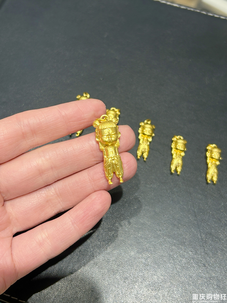 最近手痒想买黄金饰品，哪吒的乾坤黄金手镯简直太让人上头了