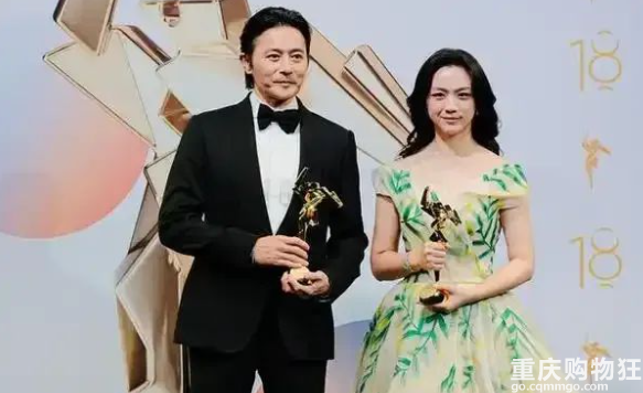 汤唯：颁奖礼被踩三次裙摆，就是不让张东健靠近