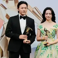 汤唯：颁奖礼被踩三次裙摆，就是不让张东健靠近