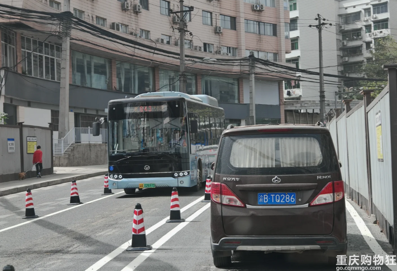 因修下穿道高滩岩西南医院路段拦路管制，建议走凤天路或者轻轨