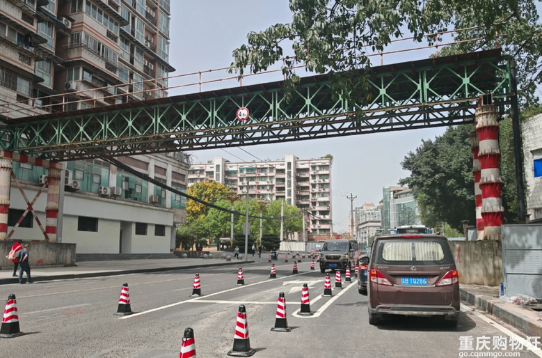 因修下穿道高滩岩西南医院路段拦路管制，建议走凤天路或者轻轨
