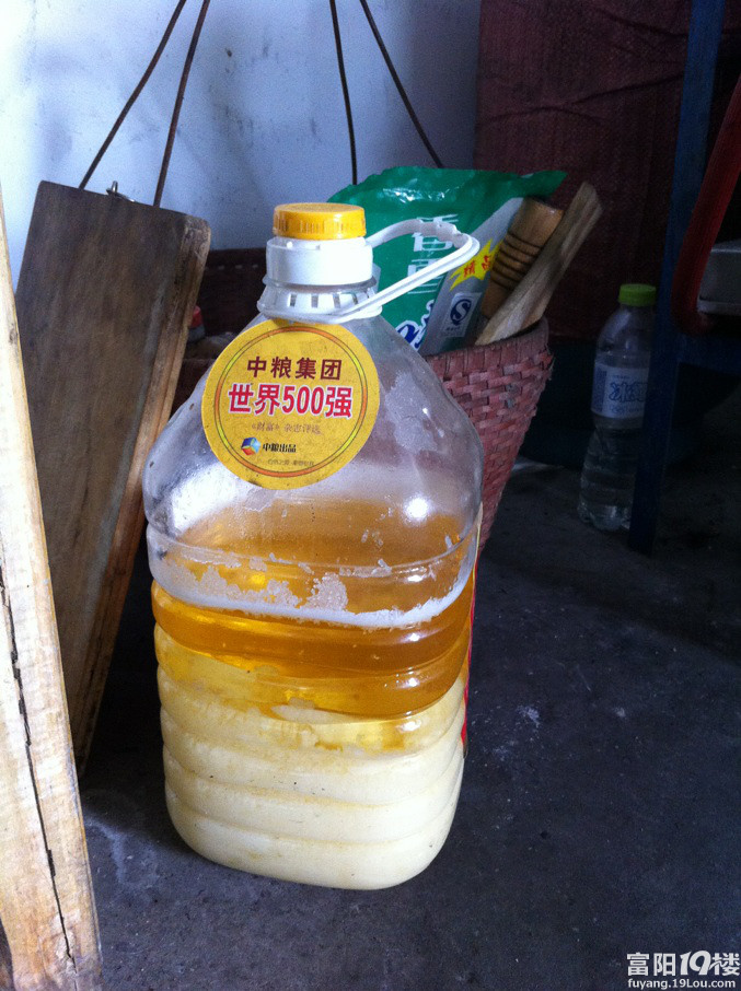 这是地沟油还是所谓的天气冷色拉油沉淀