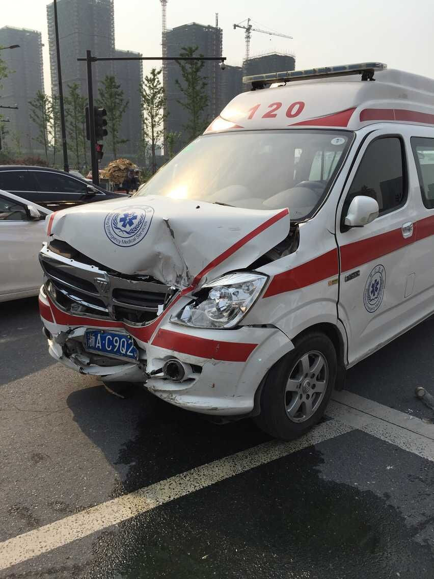 出租车撞救护车离奇车祸