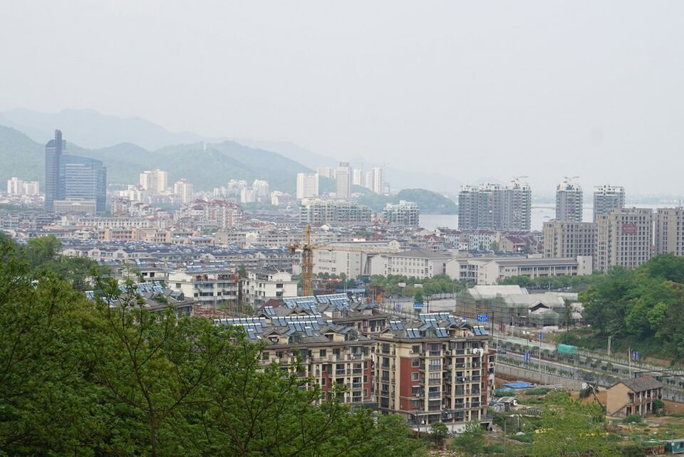 富阳区鹿山街道陆家村与新桃源,鹿山大道不足400米违规修建公墓