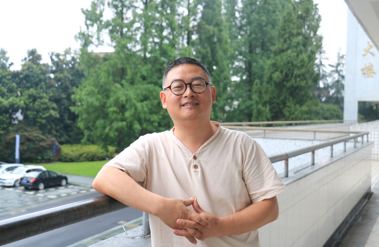 富阳这位"洪老师"火了!区委书记批示:真是好样的!