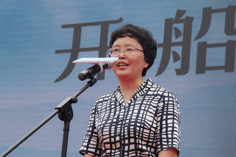 副区长孙洁宣布开渔出发