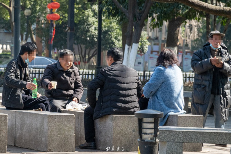 三五成群 聚集聊天的场景又重现了
