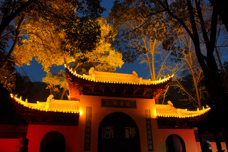 東山延壽禪寺燒煮臘八粥富陽狼群前往助陣