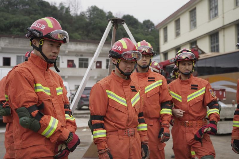 杭州消防特勤大隊與狼群救援隊一起訓練