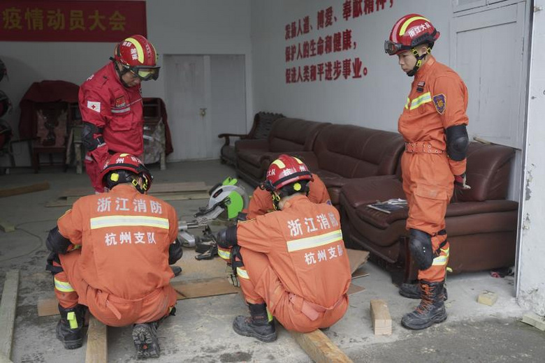 杭州消防特勤大隊與狼群救援隊一起訓練