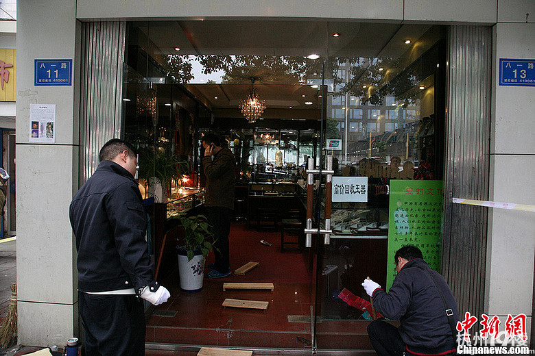今日讯:长沙市区繁华路段一玉器珠宝店遭抢劫