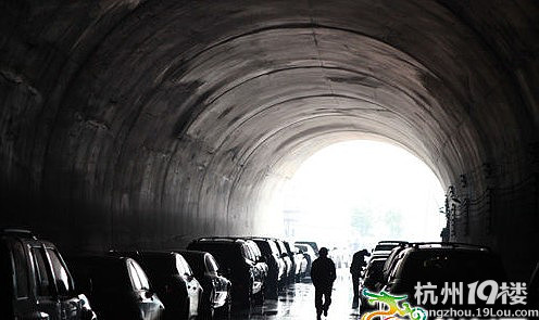 重慶地鐵1號(hào)線中梁山隧道今貫通 有望明年10月通車