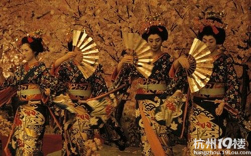 实拍日本艺妓的真实生活,被现代生活粗暴地震