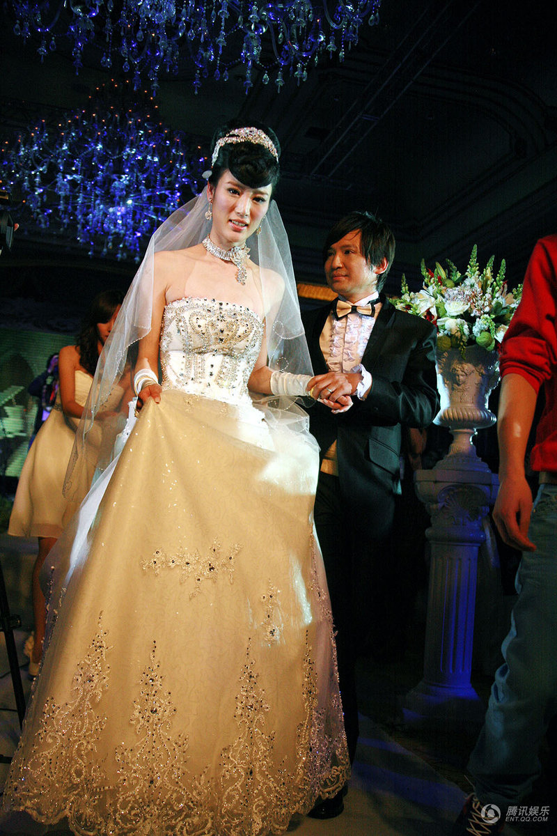 beyond鼓手叶世荣去嫩模 齐秦烧伤后首度露面(图)-结婚大本营-杭州