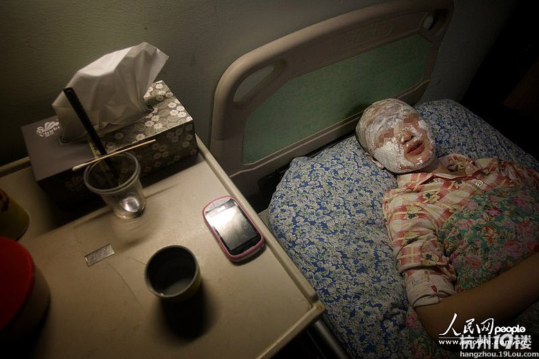 武汉:走路鞋子拖地发出噪声 13岁女孩遭邻居泼