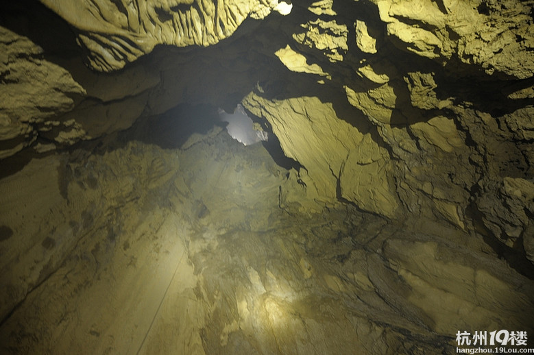 洞底只有很小一个小洞口,几乎不能过人,里面也被泥沙碎石堵住,但能
