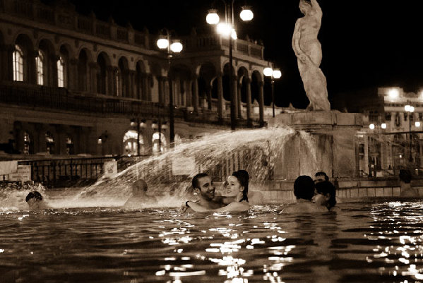 四季不间断 实拍匈牙利街头全民"大澡堂"