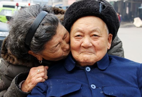 亲昵的一对老人