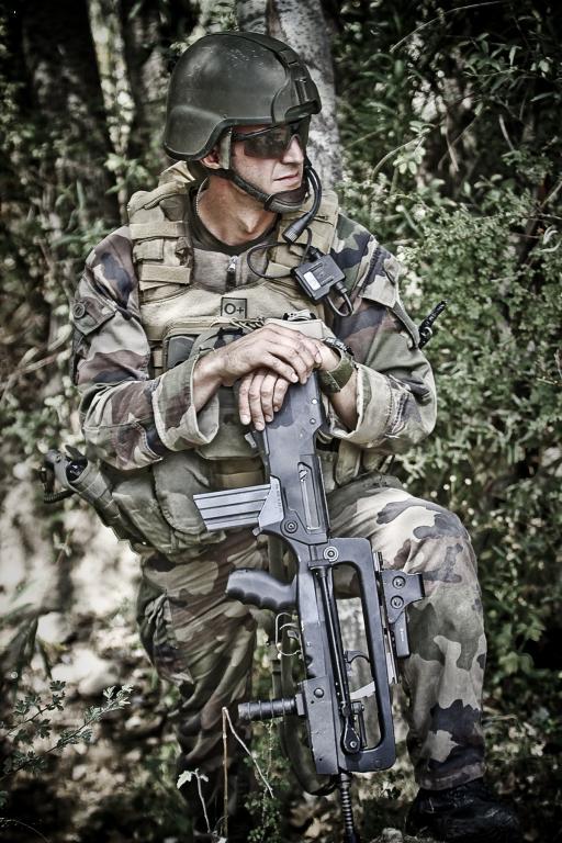 法军玩"浪漫":战地拍写真