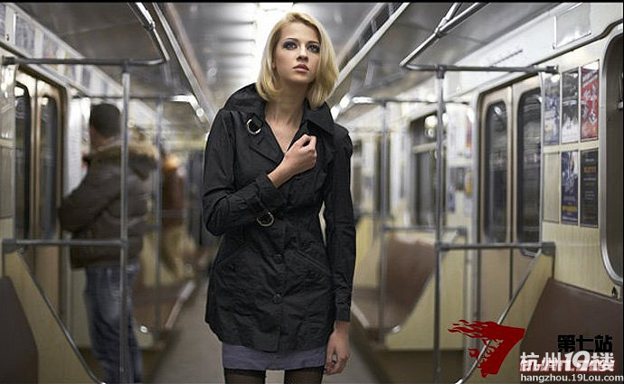 俄罗斯女孩地铁大胆脱衣自拍为哪般？（组图） 地铁见闻 杭州地铁 杭州19楼 