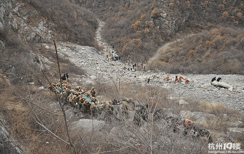 山西大巴翻入深沟15人亡 司机称方向盘刹车均