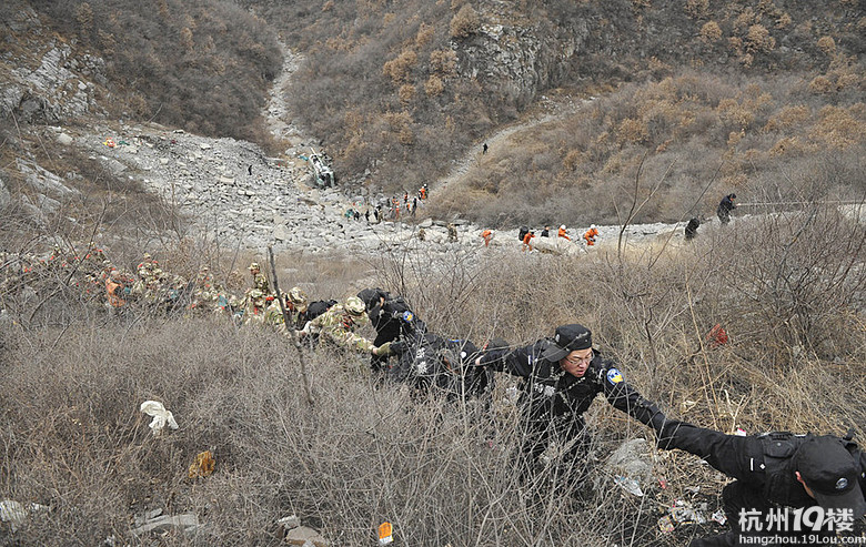 山西大巴翻入深沟15人亡 司机称方向盘刹车均