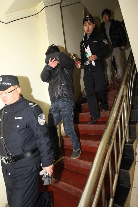 【转】高清:整治棚户区 抓捕嫖客及瘾君子