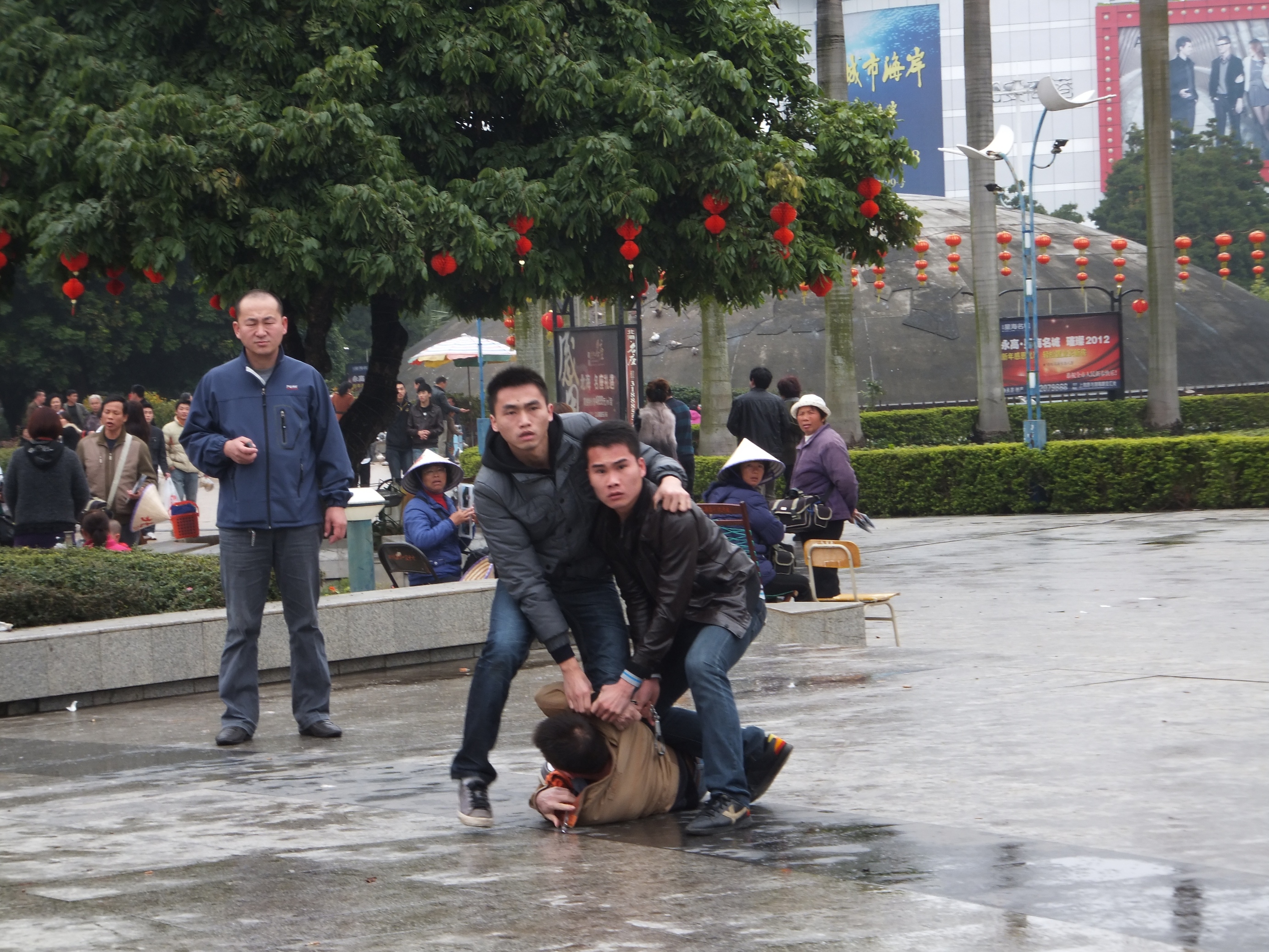 北海广场便衣警察当场抓获小偷