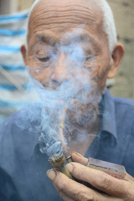 抽旱烟的老人