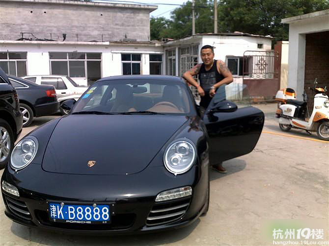 保时捷男炫富照明显那黑一代嘛