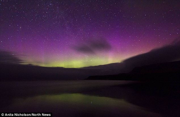 壮观美丽的罕见紫色极光