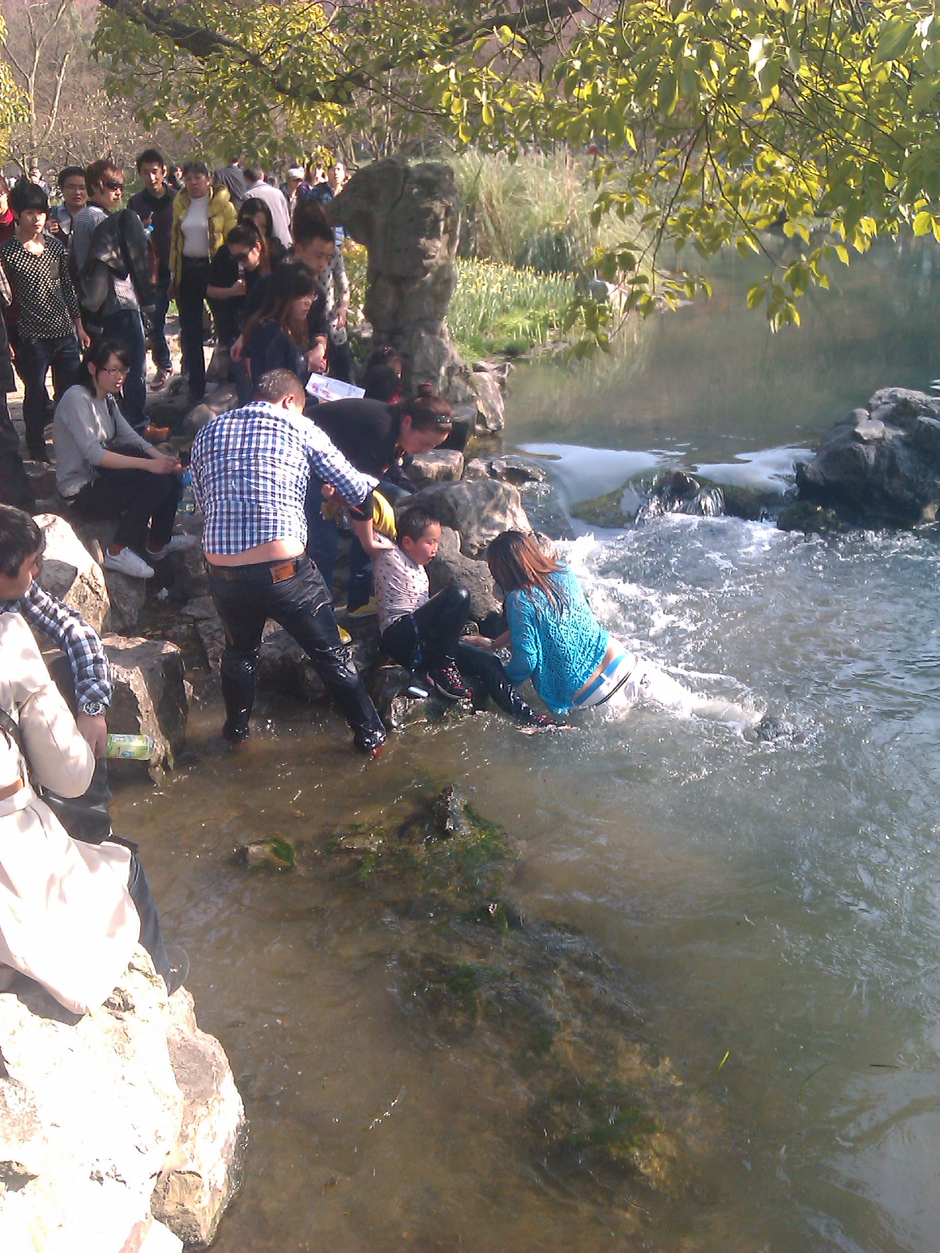 周日太子湾公园里一小男孩掉入水里