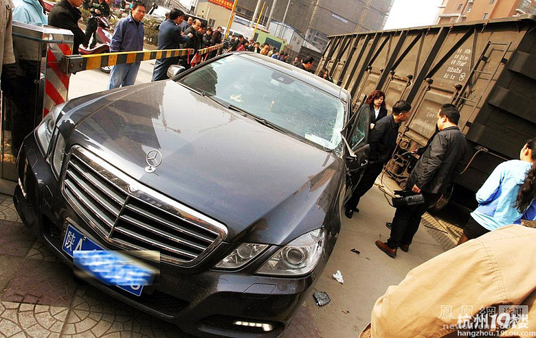 奔驰女车主不听劝阻 逆行撞上火车(高清组图)-