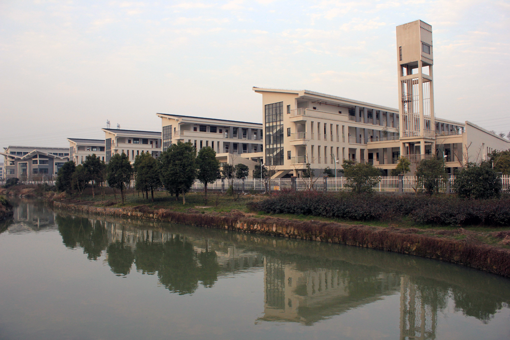 柳郡对面的瓶窑初级中学