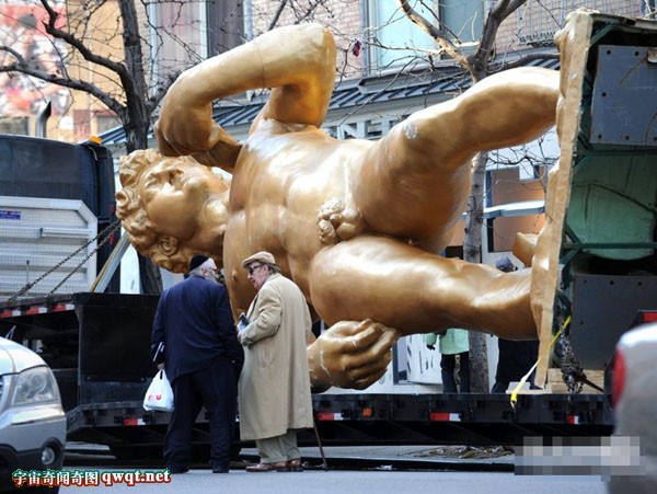 巨型大卫全裸塑像惊现街头 路人狂拍美男下体(组图)